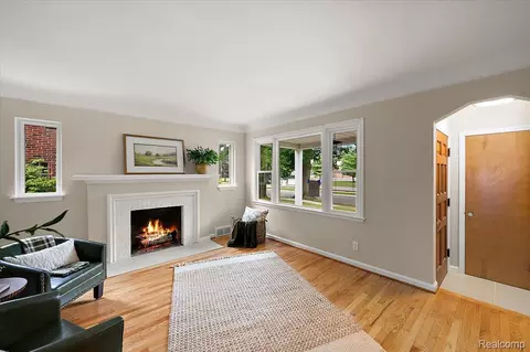 Living - 277 Beaupre Ave, Grosse Pointe Farms, MI 48236 photo 3 of 7