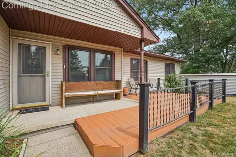 7812 Oakland Pl, Waterford, MI 48327