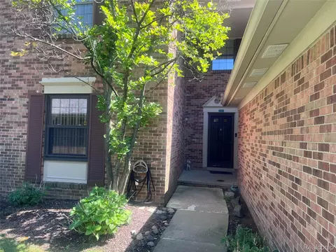29823 Indian Trl #105, Farmington Hills, MI 48331