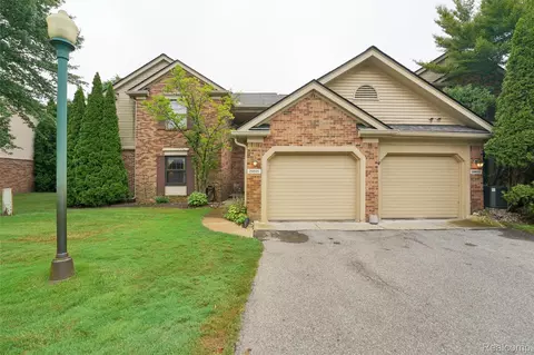 29823 Indian Trl #105, Farmington Hills, MI 48331