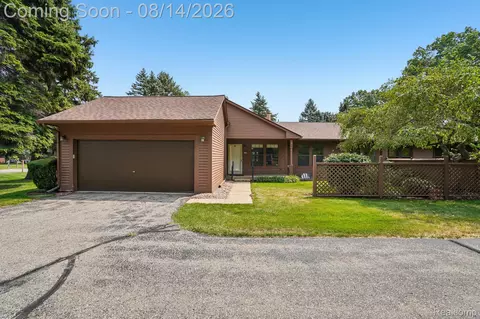 7775 Oakland Pl, Waterford, MI 48327