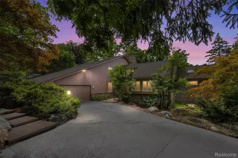 4972 Champlain Cir, West Bloomfield, MI 48323