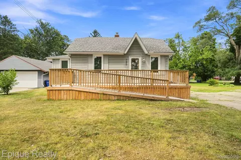 7050 Williams Lake Rd, Waterford, MI 48329