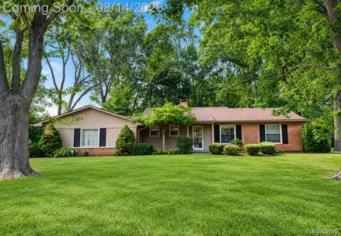 1111 Ashover Dr, Bloomfield Hills, MI 48304