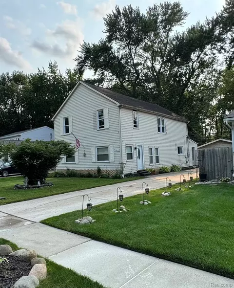 39691 Detroit St, Harrison, MI 48045