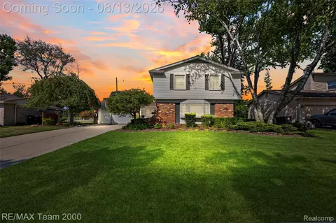 15785 Edgewood St, Livonia, MI 48154