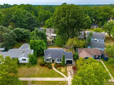 2229 E 8 Mile Rd, Grosse Pointe Woods, MI 48236 photo 26