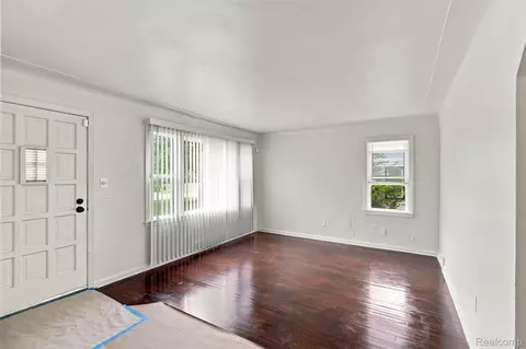 2229 E 8 Mile Rd, Grosse Pointe Woods, MI 48236 photo 4