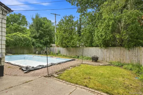 2229 E 8 Mile Rd, Grosse Pointe Woods, MI 48236 photo 23