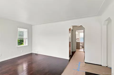 2229 E 8 Mile Rd, Grosse Pointe Woods, MI 48236 photo 6