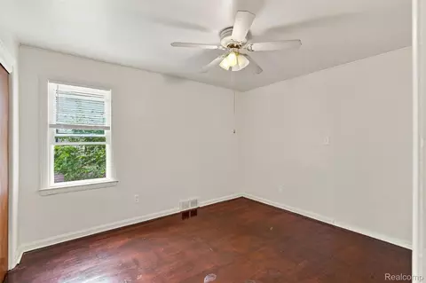 2229 E 8 Mile Rd, Grosse Pointe Woods, MI 48236 photo 13