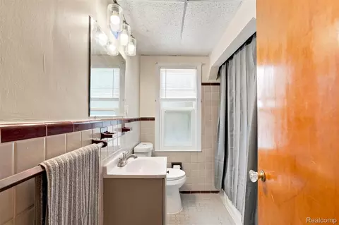 2229 E 8 Mile Rd, Grosse Pointe Woods, MI 48236 photo 11
