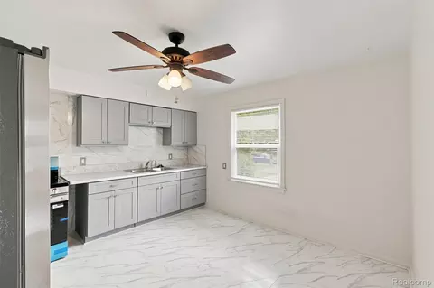 2229 E 8 Mile Rd, Grosse Pointe Woods, MI 48236 photo 9