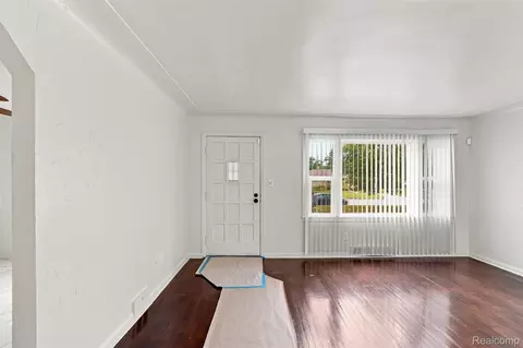 2229 E 8 Mile Rd, Grosse Pointe Woods, MI 48236 photo 5