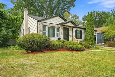 2229 E 8 Mile Rd, Grosse Pointe Woods, MI 48236 photo 3