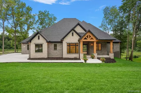 1059 Iroquois Trl, Oxford, MI 48371