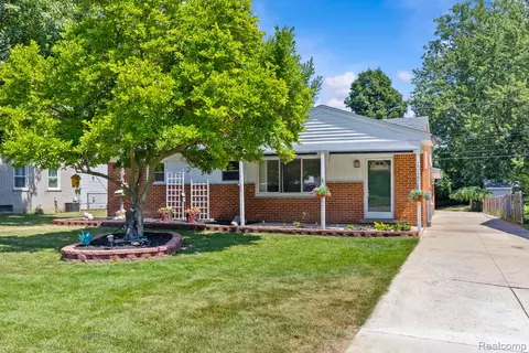 15922 Deering St, Livonia, MI 48154