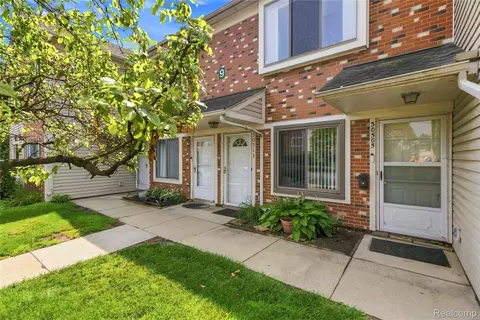 30513 Hidden Pines Ln, Roseville, MI 48066