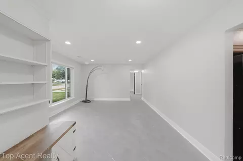 Entry Way - 21715 Dexter Ct, Warren, MI 48089 photo 1 of 2