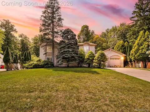 6052 Glen Eagles Dr, West Bloomfield, MI 48323