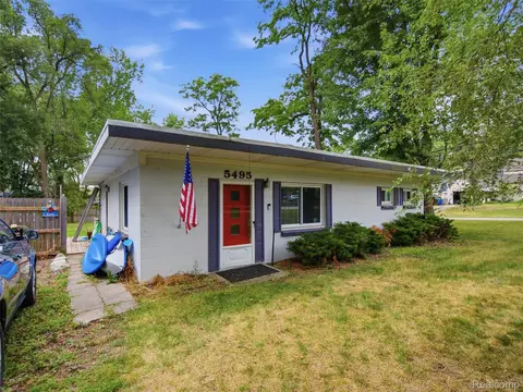 5495 Savoy Dr, Waterford, MI 48327