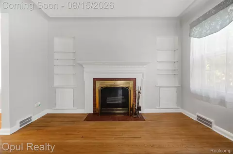 Living - 34805 Chestnut St, Wayne, MI 48184 photo 3 of 3