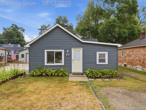 1039 Ennest Blvd, White Lake, MI 48386