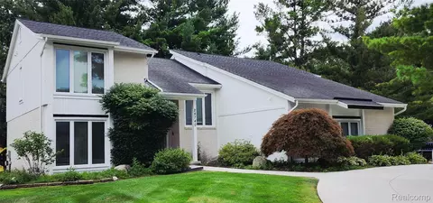 28740 Appleblossom Ln, Farmington Hills, MI 48331