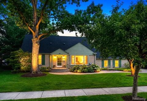 32312 Arlington Dr, Beverly Hills, MI 48025