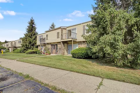 38220 Fairway Ct, Clinton Township, MI 48038