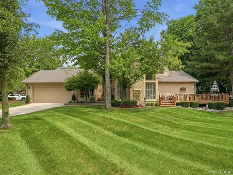 43162 W Kirkwood Dr, Clinton Township, MI 48038