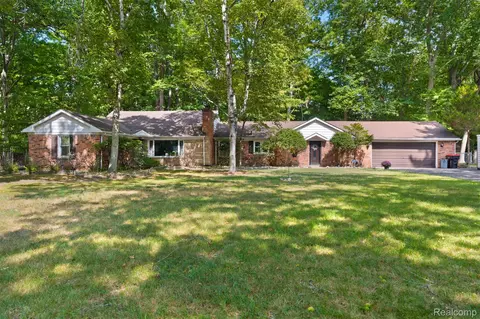 23640 Oak Glen Dr, Southfield, MI 48033