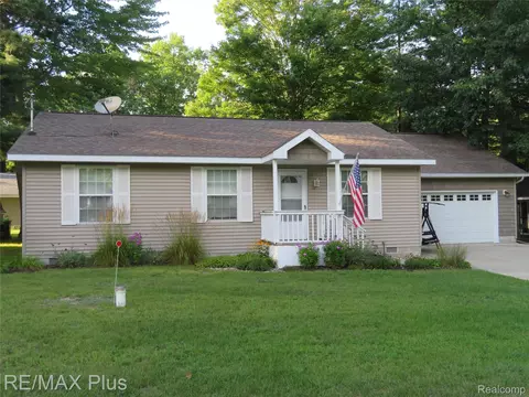 10369 W Higgins Lake Dr, Lyon, MI 48653