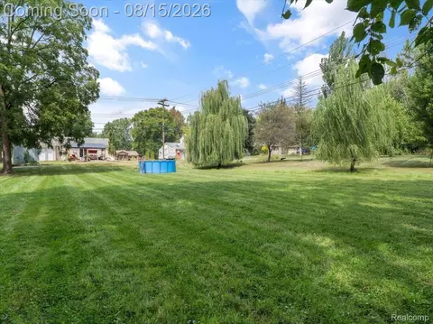 Exterior - 5660 Wright Dr, Troy, MI 48098 photo 10 of 12