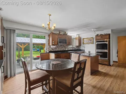 Kitchen - 5660 Wright Dr, Troy, MI 48098 photo 5 of 5