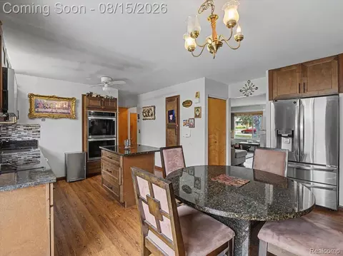 Kitchen - 5660 Wright Dr, Troy, MI 48098 photo 4 of 5