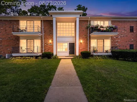 448 N Fox Hills Dr N #A-4, Bloomfield Hills, MI 48304