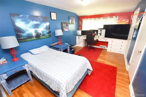 Bedroom - 2201 Miller Rd, Flint, MI 48503 photo 2 of 2