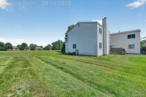 Exterior - 2824 Roundtree Dr, Troy, MI 48083 photo 3 of 7