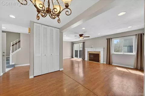 Living - 2824 Roundtree Dr, Troy, MI 48083 photo 2 of 6