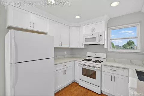 Kitchen - 2824 Roundtree Dr, Troy, MI 48083 photo 2 of 3