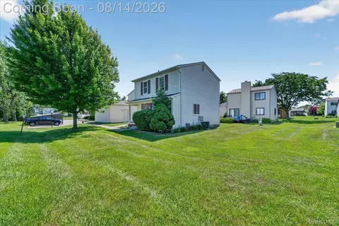Exterior - 2824 Roundtree Dr, Troy, MI 48083 photo 1 of 7