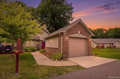 21305 Juniper Ct #61, Farmington Hills, MI 48336