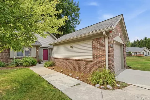 21305 Juniper Ct #61, Farmington Hills, MI 48336