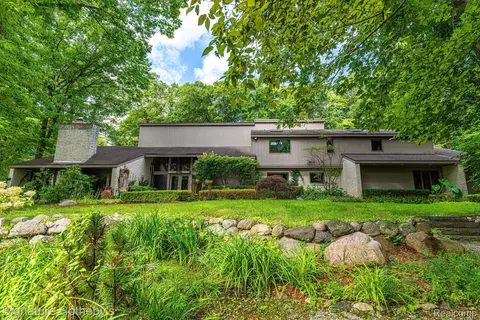 28575 Danvers Ct, Farmington Hills, MI 48334