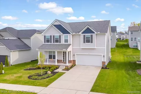 8401 Sharon Dr, White Lake, MI 48386