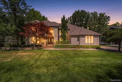 187 Greenan Ln, Lake Orion, MI 48362