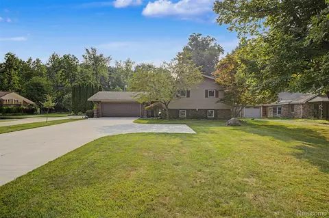21055 Parke Ln, Grosse Ile, MI 48138