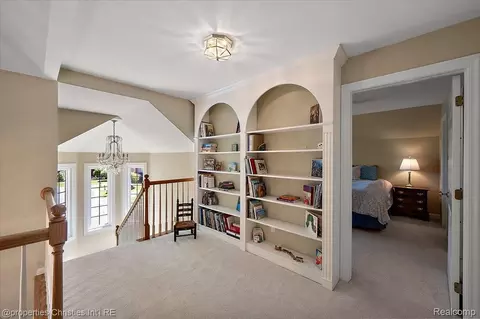 Entry Way - 3021 E Ridge Ct, Bloomfield Hills, MI 48302 photo 6 of 9