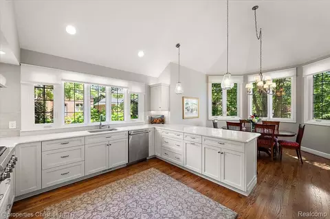 Kitchen - 3021 E Ridge Ct, Bloomfield Hills, MI 48302 photo 5 of 7